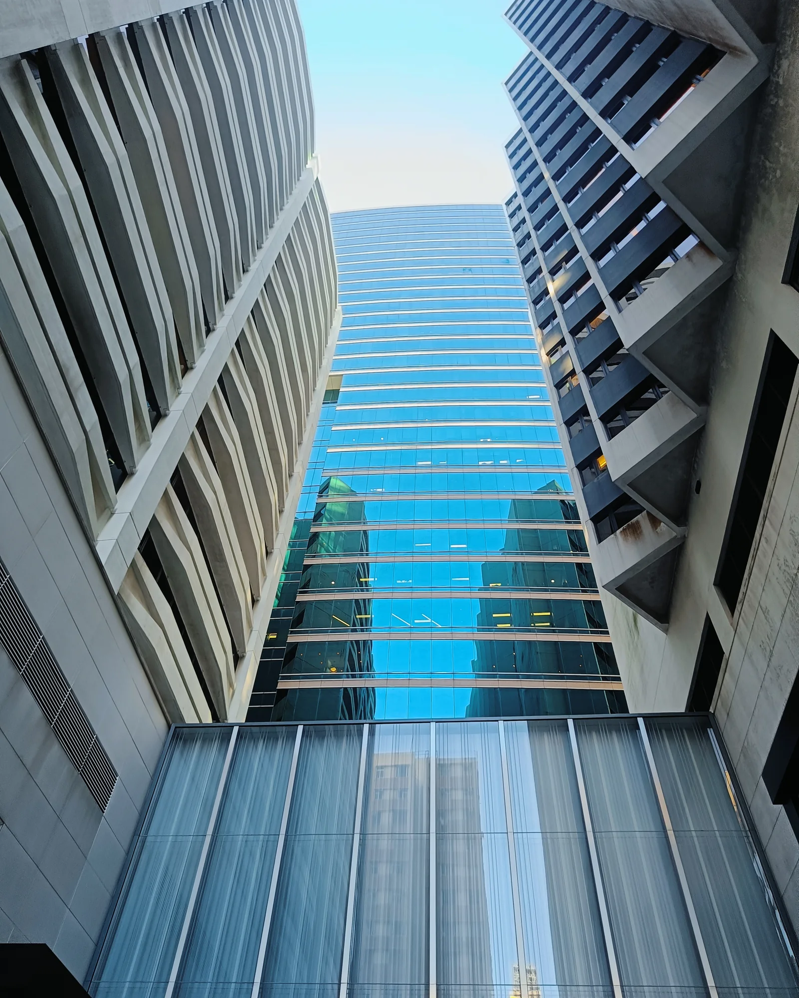Edificio de cristal visto desde abajo contra el cielo